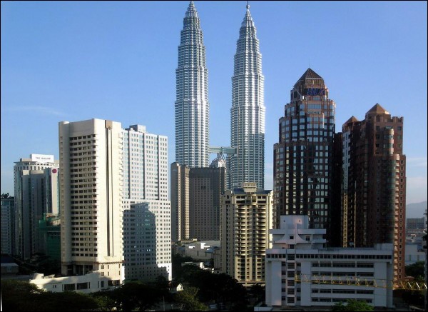 Петронас - башни-близнецы в столице Малайзии